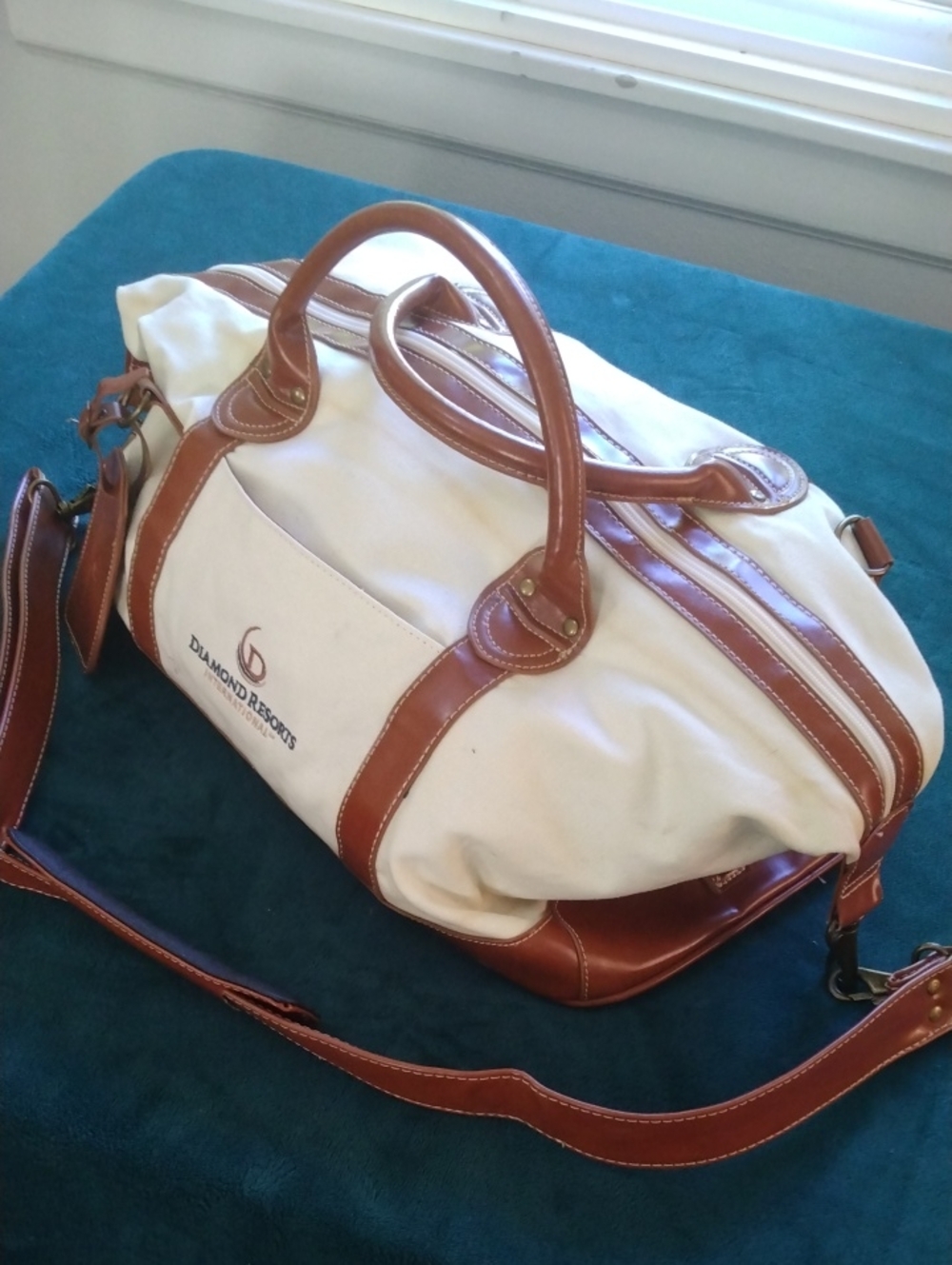 Hilton Diamond Resorts Canvas Carry On/Travel/Weekender Bag (Cream & Brown)